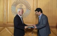 فرزادی، مرد محبوب مومنی