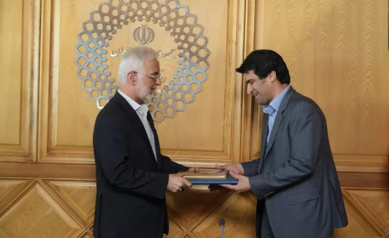 فرزادی، مرد محبوب مومنی
