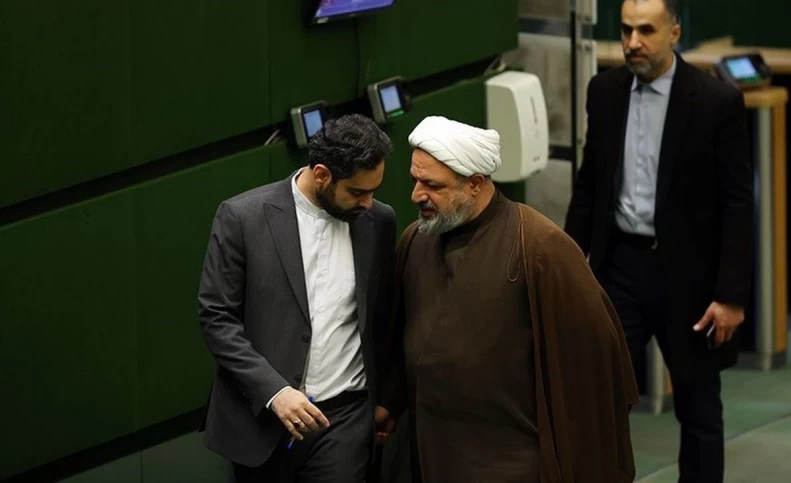 عقب‌نشینی نمایندگان پایداری از مواضع تند علیه هلدینگ خلیج فارس